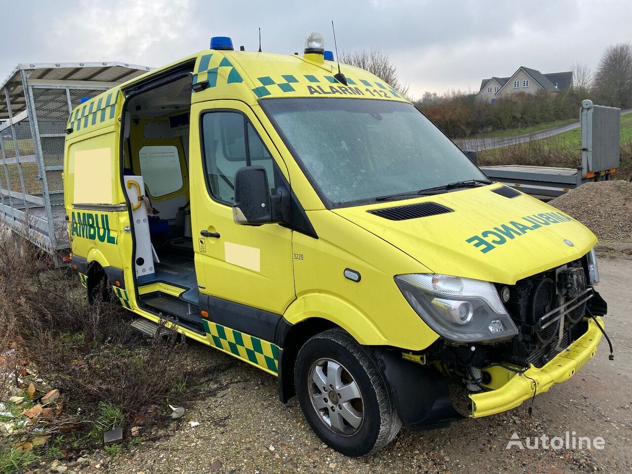машина скорой помощи Mercedes-Benz Sprinter 316 CDI Aut после аварии